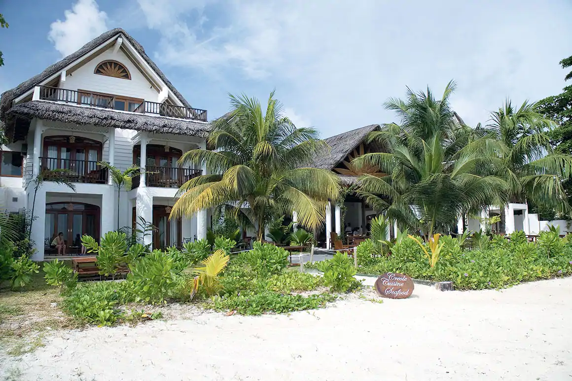 Sycsjvpe restaurant plage sejours village du pecheur seychelles tui