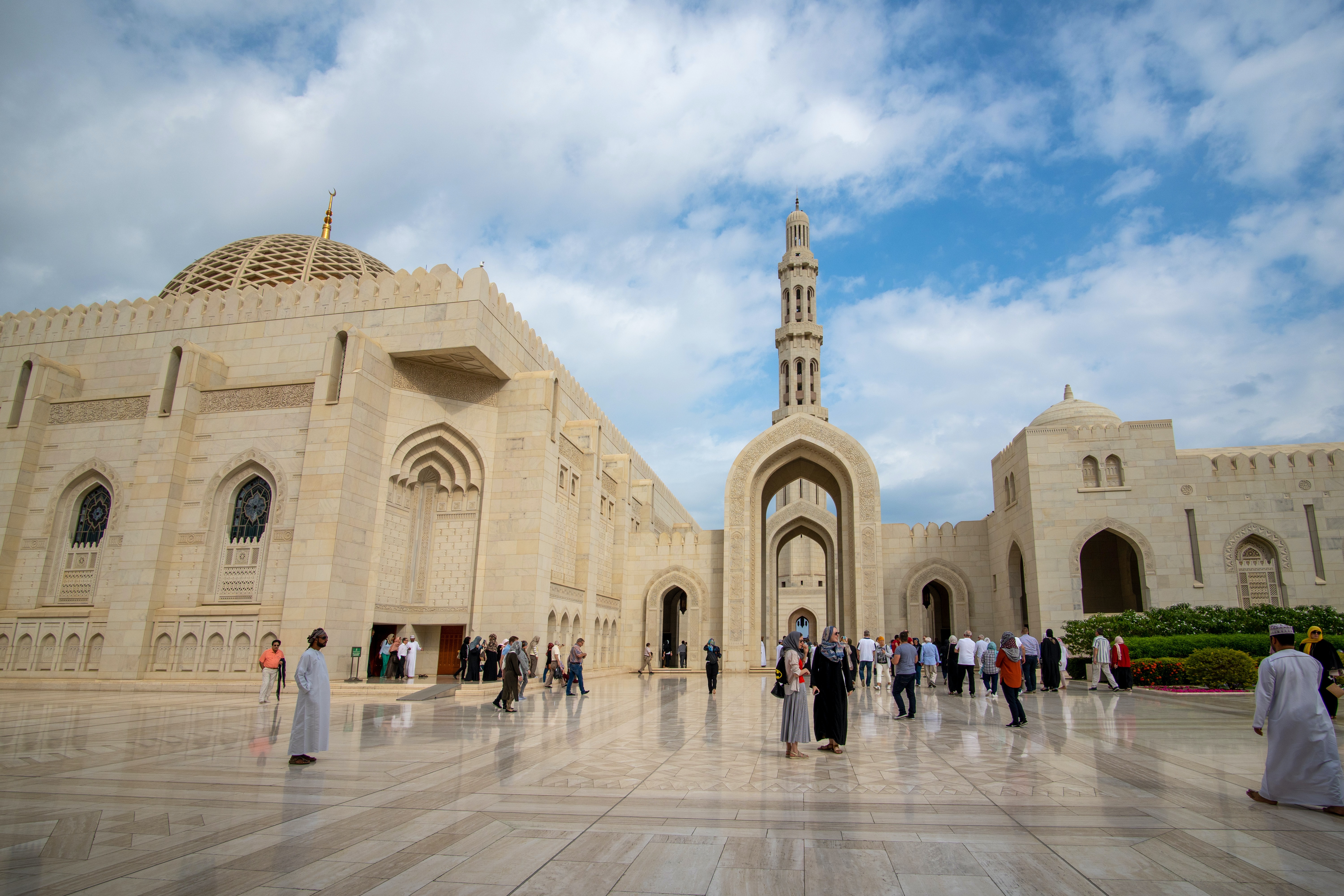 Sultan qaboos mosque  muskat  oman   photo by journaway rundreisen unsplash.com