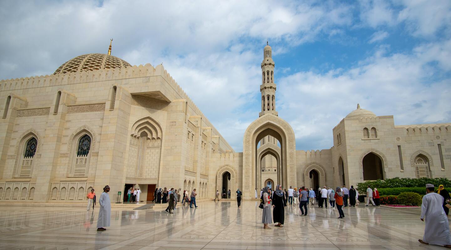 Sultan qaboos mosque  muskat  oman   photo by journaway rundreisen unsplash.com